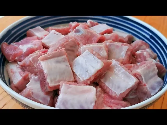排骨別紅燒了,教你懶人做法,不用油不加水,上桌連湯汁都不剩!【小穎美食】